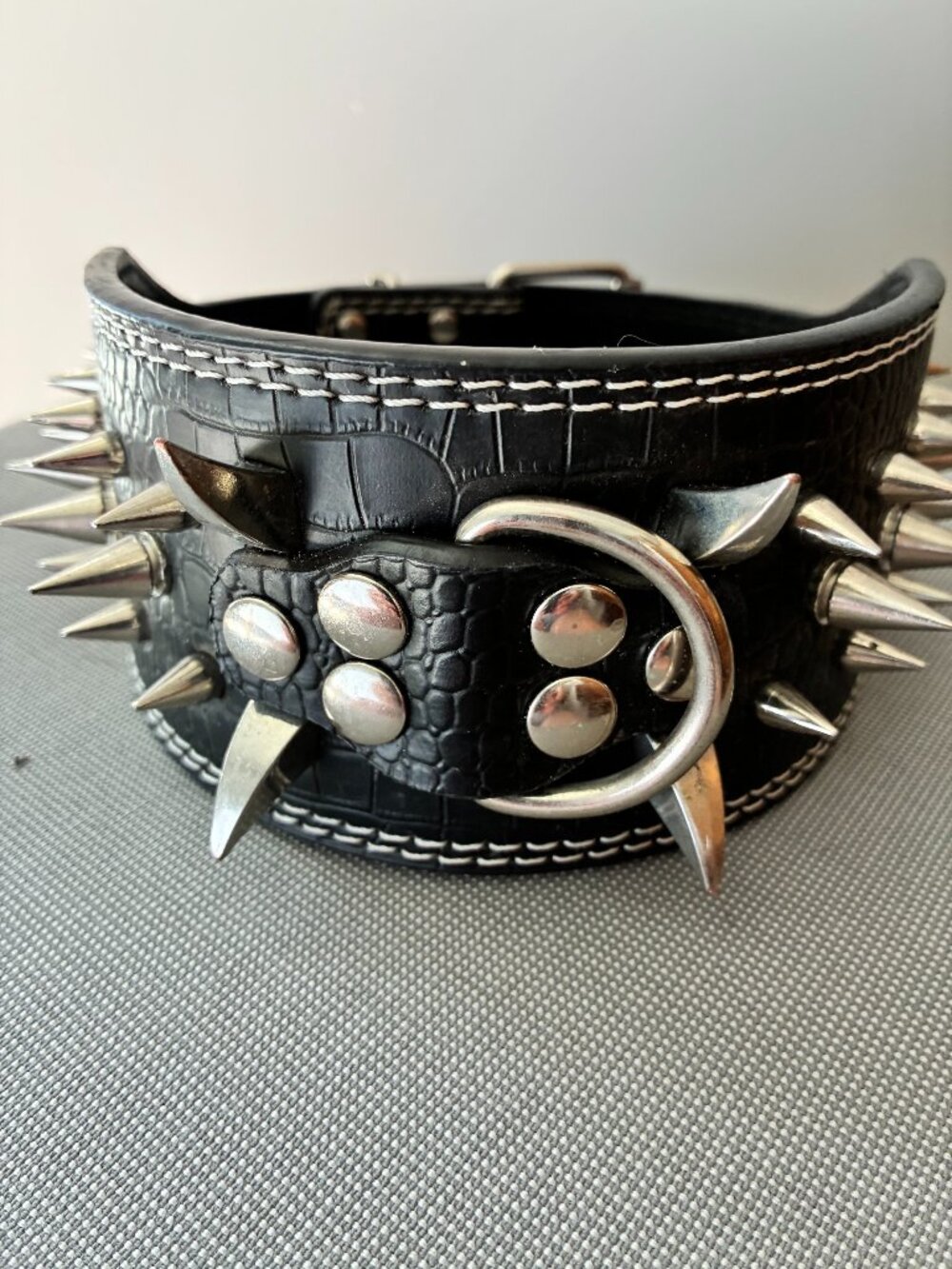 Leather dog collar - black - Collier en cuir noir pour chien avec des pics. - Picture 3 of 3